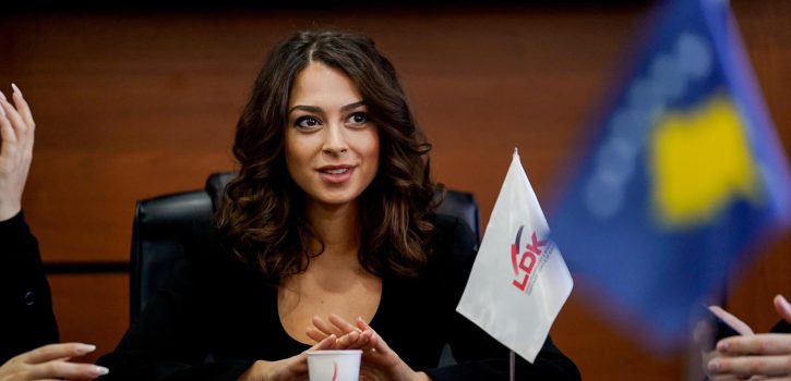 Kica-Xhelili i reagon Muratit: A i tregove zyrtarëve të BE-së që krenoheni kur shkelni Kushtetutën?