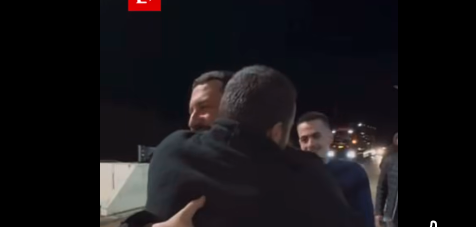 Pamje nga momenti kur ish-polici, i cili u mbajt për disa muaj në burgun e Serbisë, pritet nga familjarët në Kosovë