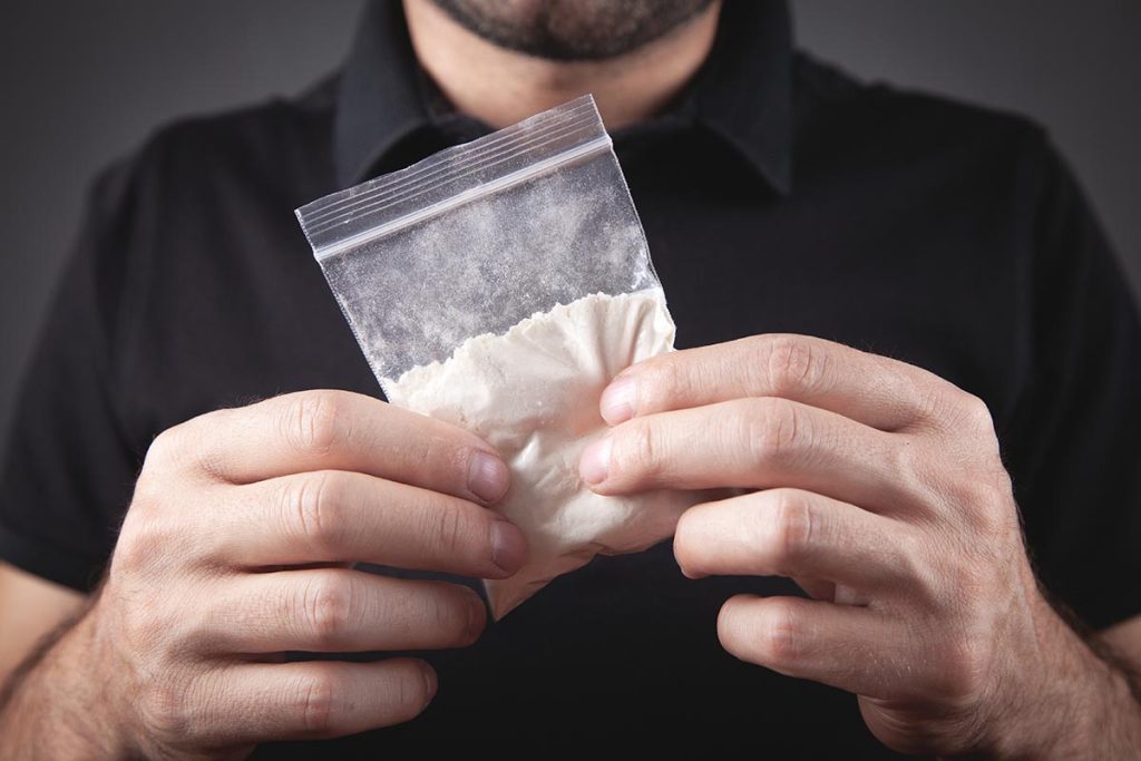 Tentuan t’i ikin policisë, dy të dyshuar në pranga – iu gjet kokainë