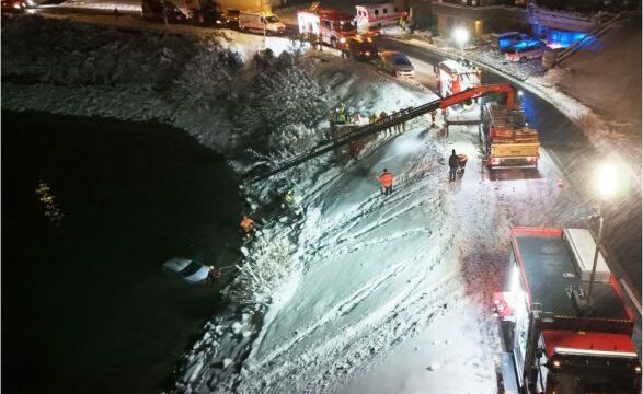Shpëtohet babai me fëmijën, të zhytur në liqen, me makinë