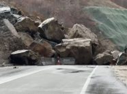 ​Rrëshqitja masive e shkëmbinjve bllokon rrugën Qukës-Qafë Plloçë