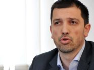 “Bllokada 2017”, Sejdiu ia kthen Hotit: Autobusët u bllokuan dy vjet s’nënshkruaje, s’ka më mirë se me u sqaru në gjykatë