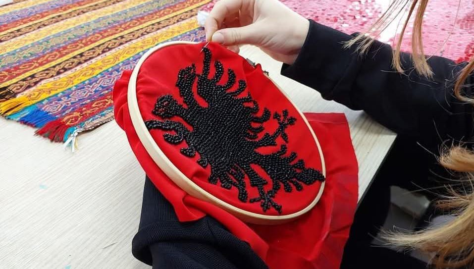 Rama nis mëngjesin me foto të qëndisjes së flamurit kuqezi nga duart e fëmijëve