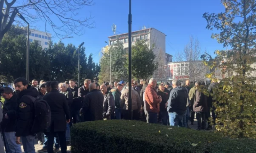 Transportuesit privatë protestojnë para Komunës së Prishtinës