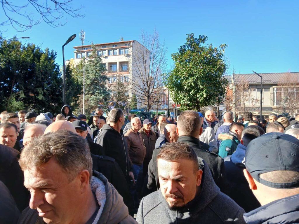 Punëtorët e autobusëve mblidhen te Komuna e Prishtinës, kërkojnë pagat e tyre