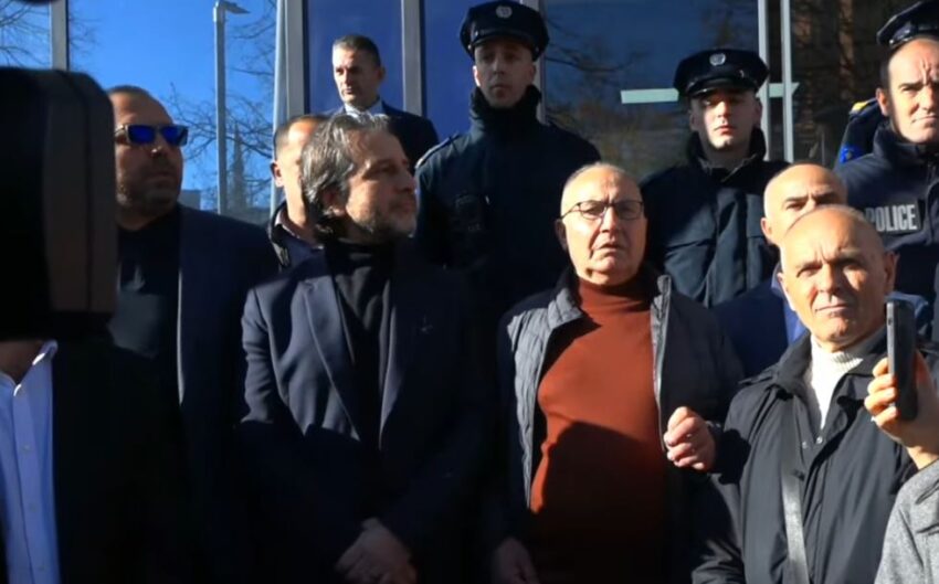 Ndërprerja e autobusëve, Rama bashkë me protestuesit shkojnë te Qeveria