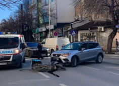 Lëndohet një person nga aksidenti mes një veture dhe motoçiklete në Prishtinë