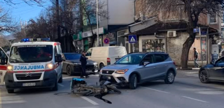 Lëndohet një person nga aksidenti mes një veture dhe motoçiklete në Prishtinë