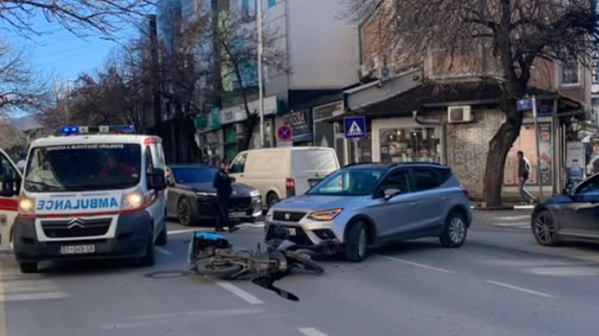 Lëndohet një person nga aksidenti mes një veture dhe motoçiklete në Prishtinë