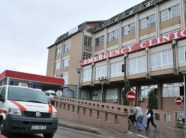 Gruaja që u godit me sëpatë nga ish burri po trajtohet në Emergjencë- kjo është gjendja e saj