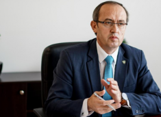 Kurti në Vatikan s’e njoftoi ambasadorin, Hoti: Këtij përbuzësi të shtetit duhet dhënë përgjigja më 28 dhjetor