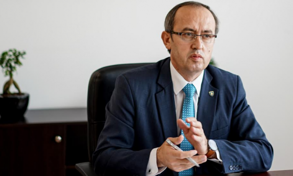 Kurti në Vatikan s’e njoftoi ambasadorin, Hoti: Këtij përbuzësi të shtetit duhet dhënë përgjigja më 28 dhjetor