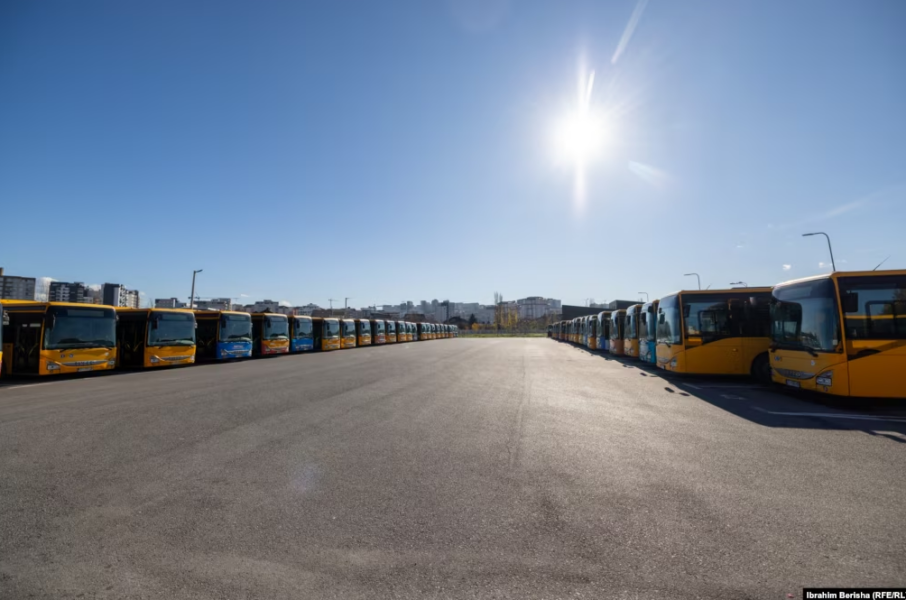 Pamje të autobusëve duke  pauzuar  pasi transporti publik u ndërpre nga sot në kryeqytet
