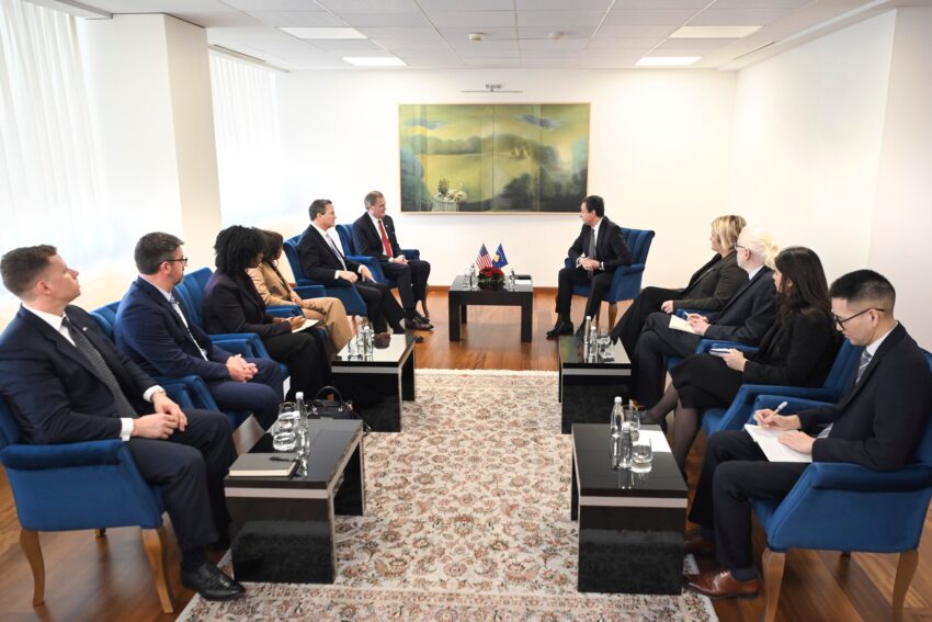 Kurti pret delegacionin amerikan në Kosovë  Diskutuam për raporte ndërmjet vendeve tona mike