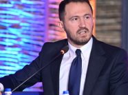 Krasniqi: Presidentja u shfaq haptazi në fushatë duke fajësuar opozitën për bllokimin e buxhetit dhe marrëveshjeve ndërkombëtare
