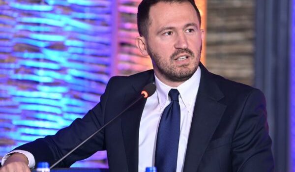 Krasniqi: Presidentja u shfaq haptazi në fushatë duke fajësuar opozitën për bllokimin e buxhetit dhe marrëveshjeve ndërkombëtare