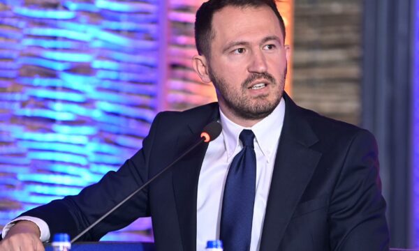 Krasniqi: Presidentja u shfaq haptazi në fushatë duke fajësuar opozitën për bllokimin e buxhetit dhe marrëveshjeve ndërkombëtare