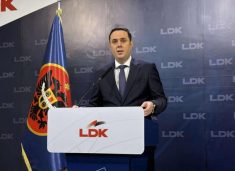 Përveç Limajt, Abdixhiku i përmend me emra partitë që i do në listën e LDK’së: Demokristianët, PD’në, AKR’në…