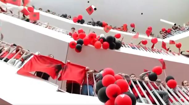 Edi Rama nis ditën Kuq e Zi – ndan pamje nga aktivitetet e nxënësve (VIDEO)