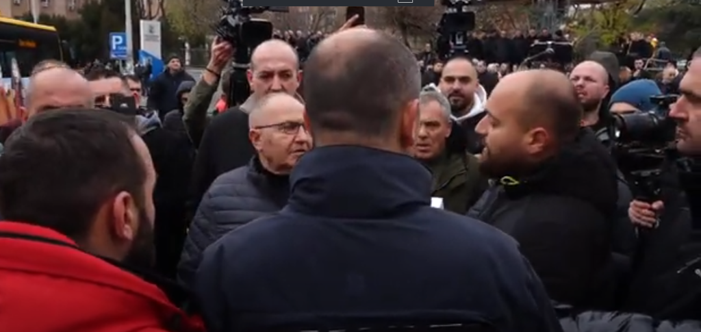 Protestuesi-Policisë: As nuk jemi për drogë e as për hajni, nuk e lëvizim asnjë autobus pa u kry protesta, pikë