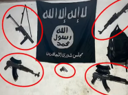 Dy të dyshuar u dorëzuan pas 12 orësh të ngujuar në banesë – policia u gjeti armë, granata dhe flamur të ISIS-it