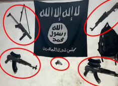 Dy të dyshuar u dorëzuan pas 12 orësh të ngujuar në banesë – policia u gjeti armë, granata dhe flamur të ISIS-it