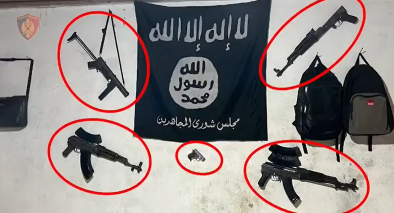 Dy të dyshuar u dorëzuan pas 12 orësh të ngujuar në banesë – policia u gjeti armë, granata dhe flamur të ISIS-it