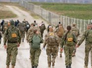 Gati 300 ushtarë të KFOR’it marshojnë 30 kilometra në Bondsteel në nderim të të rënëve