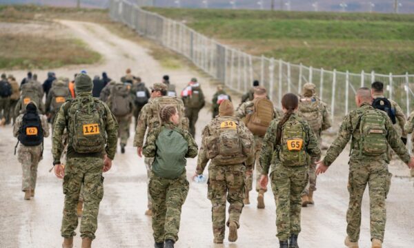 Gati 300 ushtarë të KFOR’it marshojnë 30 kilometra në Bondsteel në nderim të të rënëve