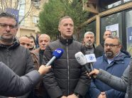 Punëtorët e RTK-së edhe sot në grevë, i bëjnë thirrje Kurtit ta bëjnë zgjidhjen: Nuk është politike të kërkosh pagën