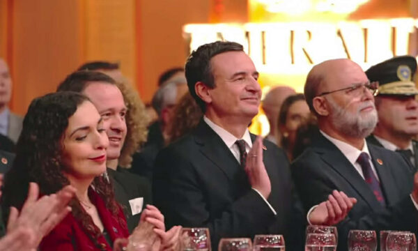 Pritja për 113 vjetorin e pavarësisë  si reagon Kurti kur intonohen himnet e Shqipërisë dhe Kosovës