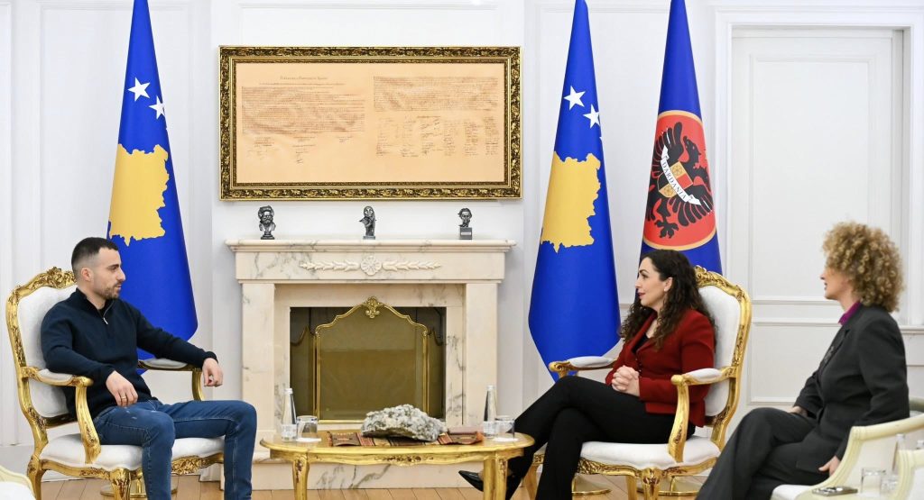 Presidentja Osmani takon Arbnor Spahiun pas lirimit nga paraburgimi në Serbi