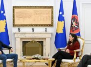 Presidentja Osmani takon Arbnor Spahiun pas lirimit nga paraburgimi në Serbi