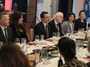 Kurti i shtron drekë Prattipatit dhe stafit të saj, në shënim të Ditës së Falënderimeve