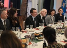 Kurti i shtron drekë Prattipatit dhe stafit të saj, në shënim të Ditës së Falënderimeve