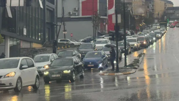 Mungesa e transportit publik – shkaktohen kolona të gjata në kryeqytet