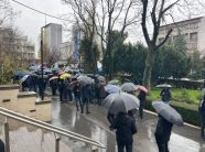 Punëtorët e “Trafikut Urban” dhe operatorëve privatë protestojnë edhe nën reshjet e mëdha të shiut