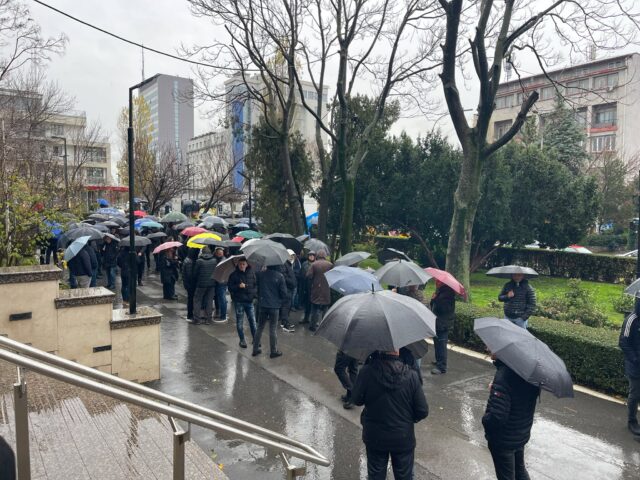 Punëtorët e “Trafikut Urban” dhe operatorëve privatë protestojnë edhe nën reshjet e mëdha të shiut