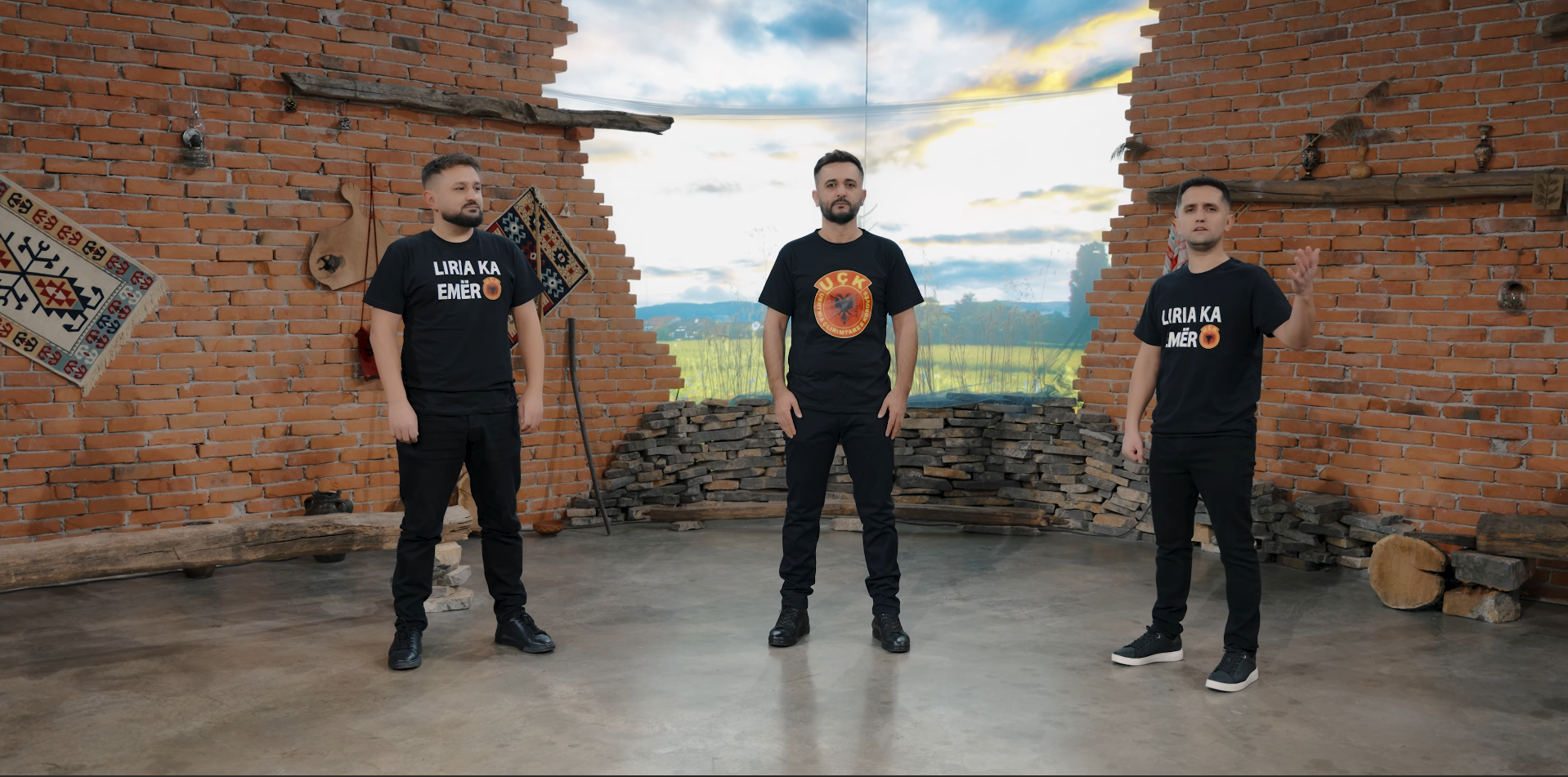 Nipat e Sefë Mleqanit me këngë për ish-krerët e UÇK-së në Hagë