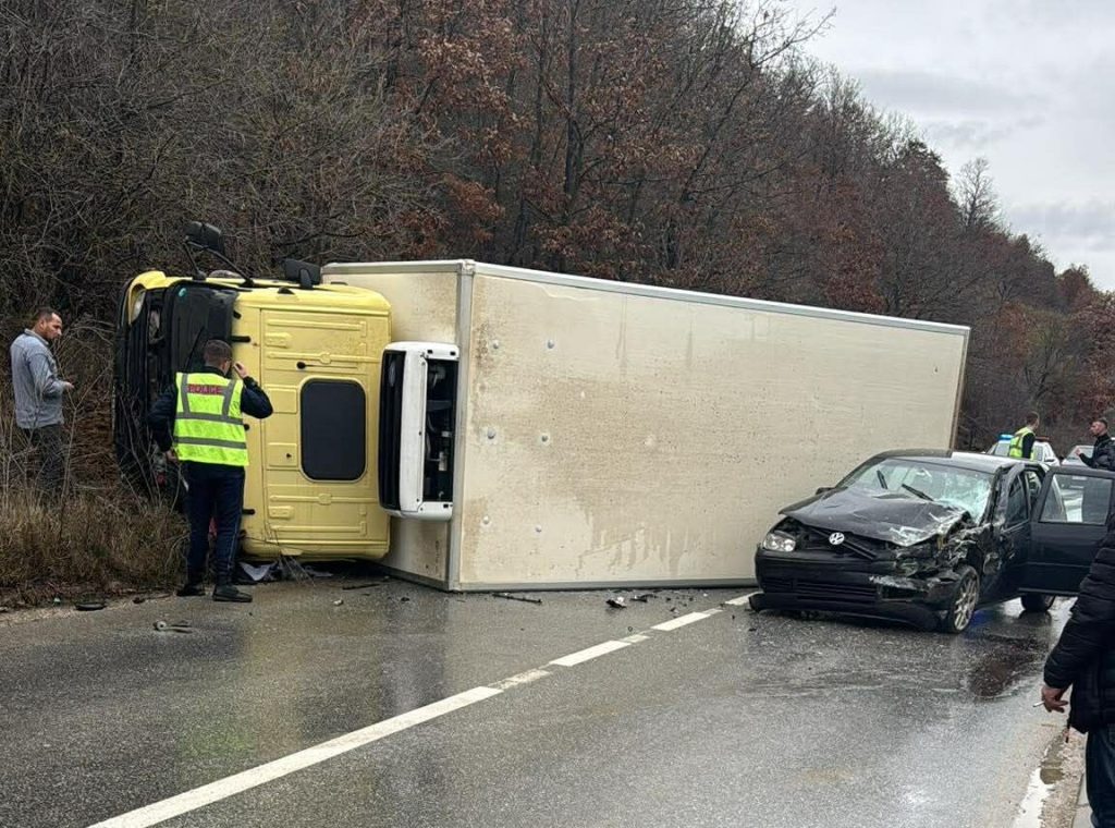 Aksident në rrugën rajonale Skenderaj-Klinë, rrokulliset kamioni pas përplasjes me dy vetura