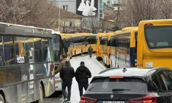 Ndërprerja e transportit publik, Kuvendi i Prishtinës mban sot seancë të jashtëzakonshme