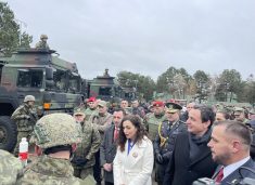 Krerët e shtetit në kazermën “Adem Jashari”, ushtarët shpjegojnë armatimin dhe karakteristikat