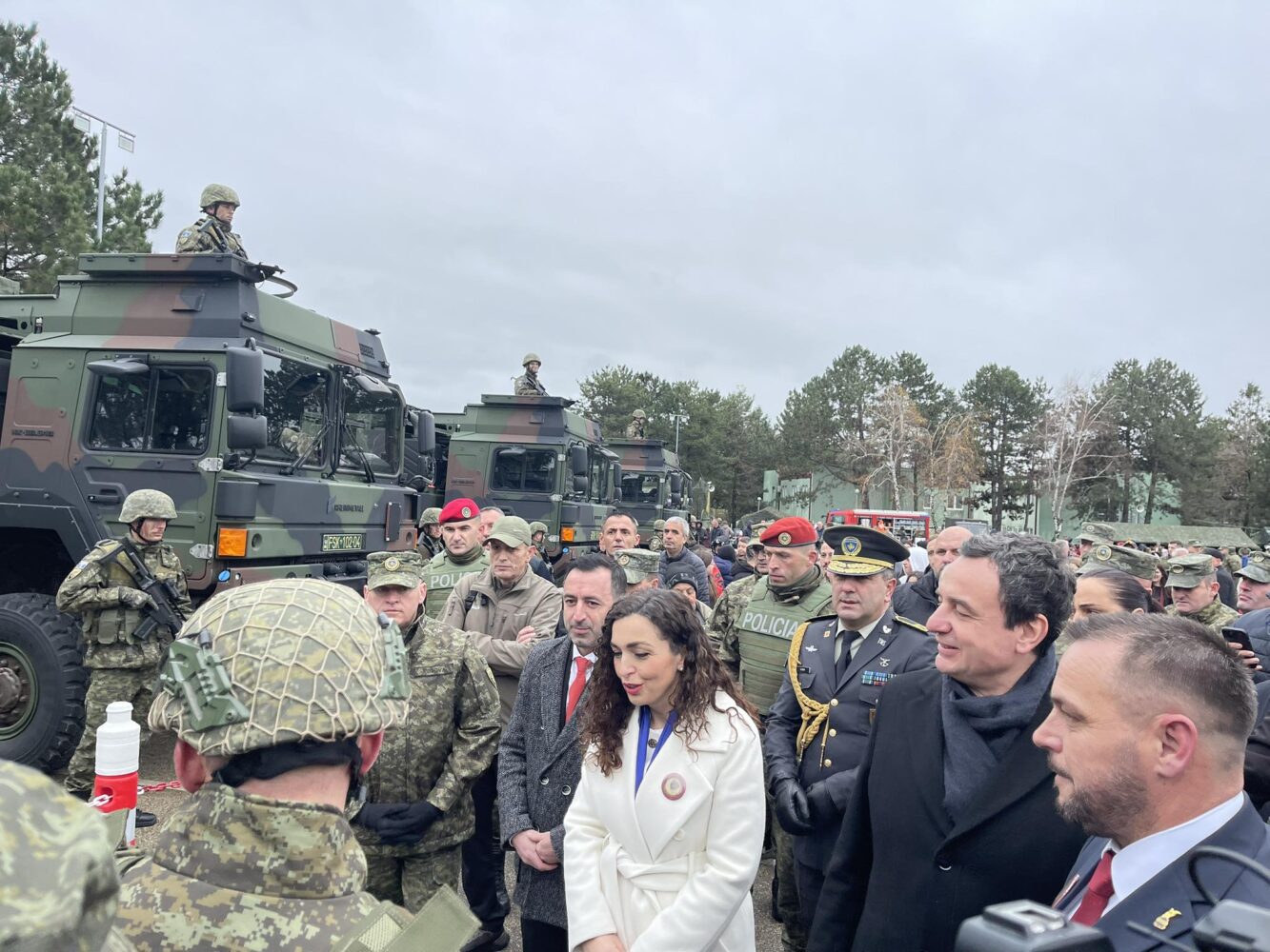 Krerët e shtetit në kazermën “Adem Jashari”, ushtarët shpjegojnë armatimin dhe karakteristikat