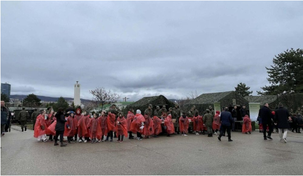 “A po fitojmë, pa balotazh”: Fëmijët i drejtohen Kurtit në FSK, ky nuk i ndal të qeshurat