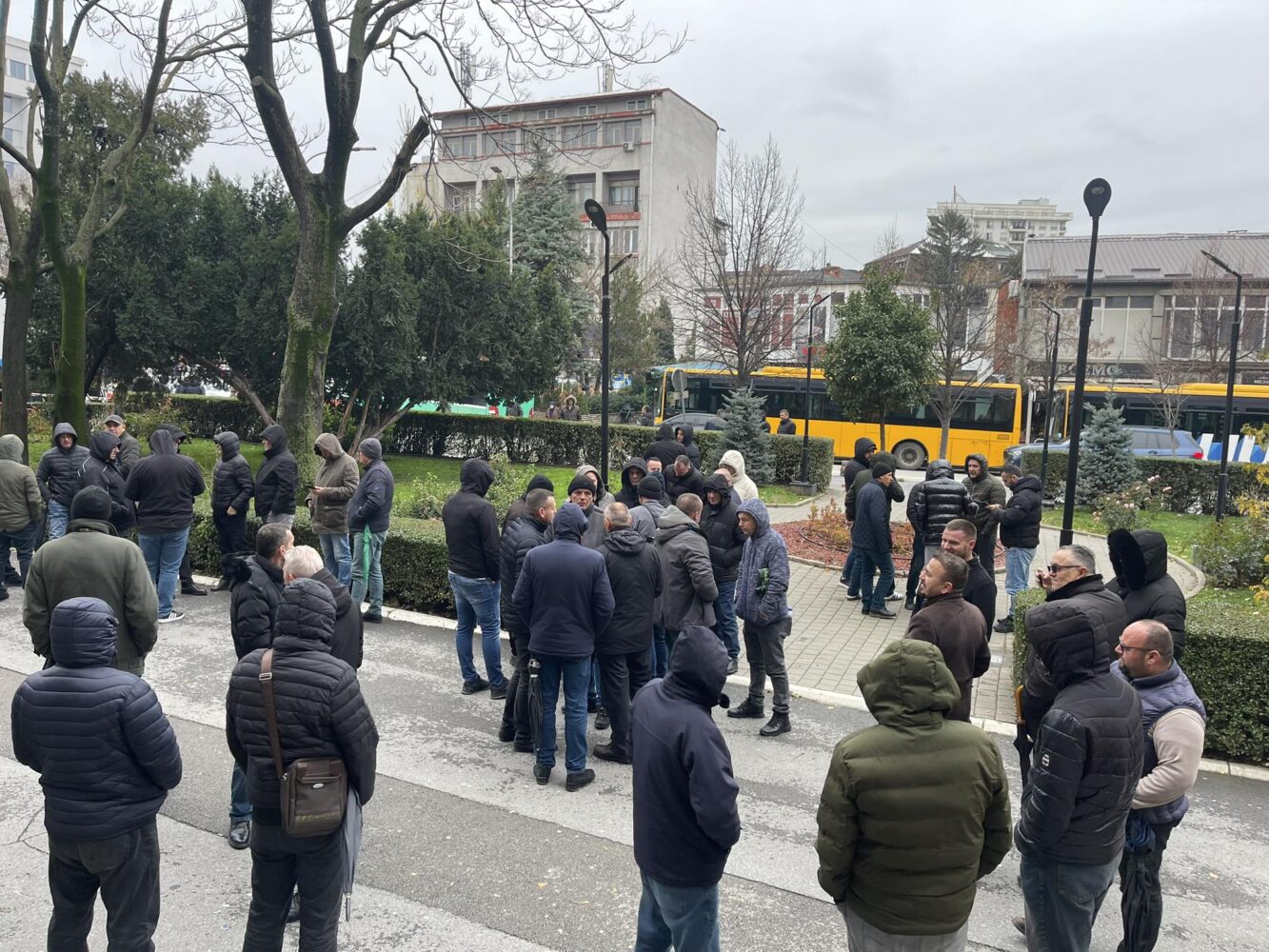prishtina-ne-diten-e-katert-pa-autobuse-punetoret-vazhdojne-te-kerkojne-pagen-e-tyre-me-protesta