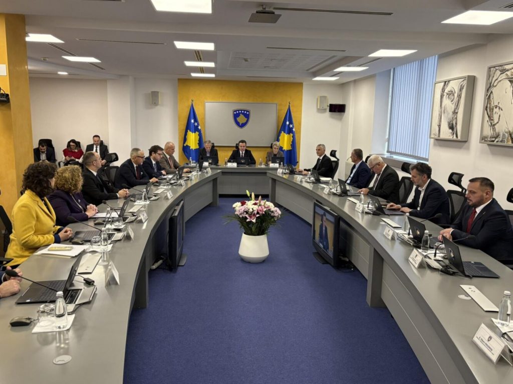 Kurti premton mbi 1 miliardë euro për mbrojtjen, thotë municionet e para nga fabrika do të dalin në fund të 2026-ës