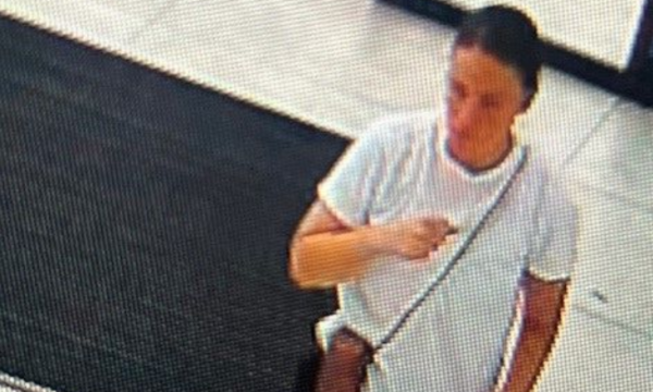 Policia publikon foton e një gruaje, e dyshuara kërkohet për veprën “Lëndim i lehtë trupor”