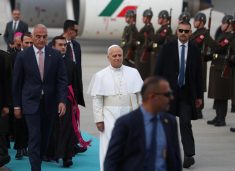 Papa Leo mbërrin në Turqi në udhëtimin e parë jashtë vendit
