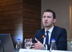 “Bllokada”, “Srpska” dhe “diaspora”, Krasniqi: Në këto zgjedhje po hyhet me tri tema të prodhuara artificialisht nga VV