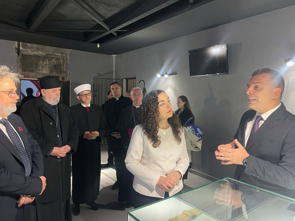 Presidentja Osmani në Shkodër viziton Muzeun e Kujtesës dhe takon përfaqësues të komuniteteve fetare
